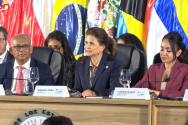 Vicepresidenta Raquel Peña, ministra Faride Raful y otras autoridades. 