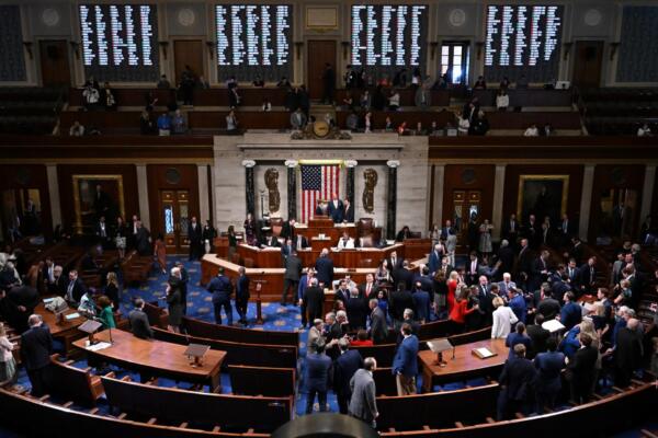Congresistas estadounidenses votan sobre el proyecto de ley fiscal del presidente Donald Trump en el pleno de la Cámara de Representantes, en el Capitolio de Estados Unidos. AFP