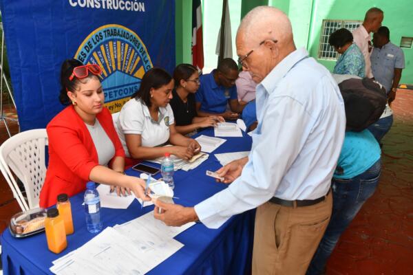El director ejecutivo de Fopetcons, Faustino de los Santos, expresó que este logro responde al firme propósito de dignificar a los trabajadores de la construcción. Foto: Fuente externa 