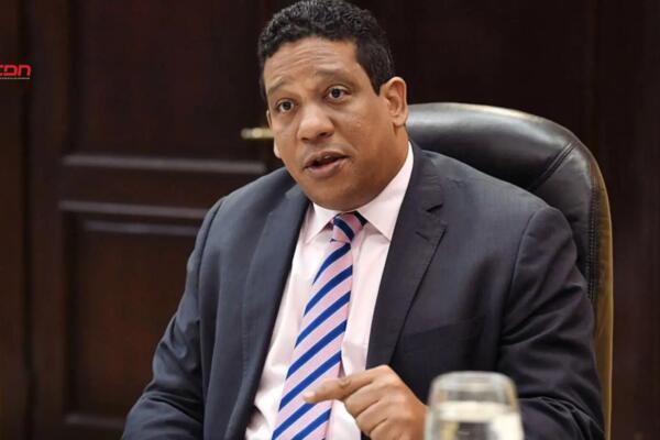 Oposición de Milton Morrison a firmar nuevo contrato con Dekolor, en cumplimiento con la ley. Foto: Fuente externa 