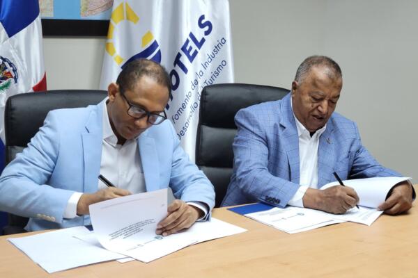 Víctor Ogando, director general de Corphotels y el alcalde de San Cristóbal, Nelson de la Rosa, firman el acuerdo.