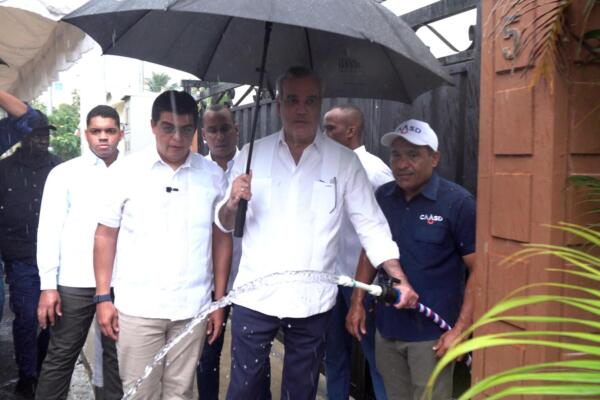 Felipe Suberví, durante un encuentro con comunitarios de la zona en donde participó el presidente Abinader. 