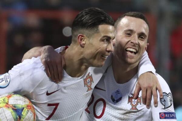 Cristiano Ronaldo junto a Diogo Jota en un partido de la Selección de Fútbol de Portugal