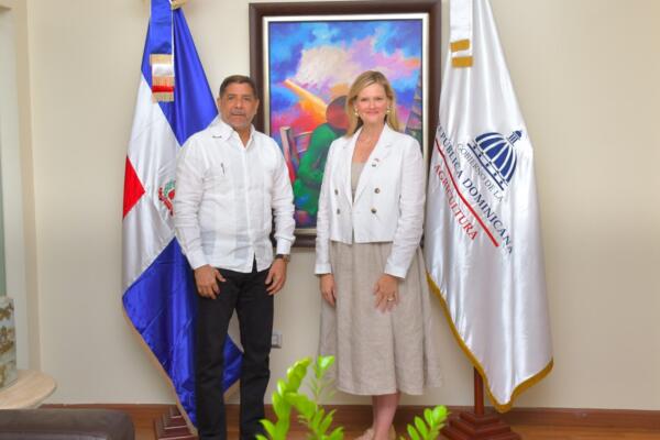 La subsecretaria adjunta de Comercio y Asuntos Agrícolas Internacionales del Departamento de Agricultura de los Estados Unidos (USDA), Michelle Bekkering, junto al Ministro de agricultura, Limber Cruz López 
