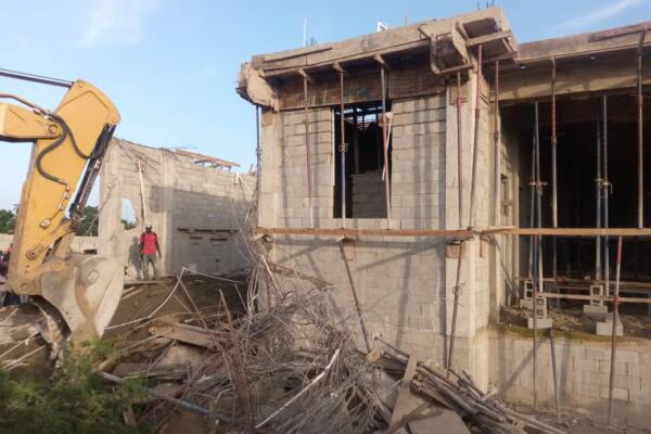 Varias personas murieron y otros resultaron heridos tras el derrumbe del techo de una construcción en la localidad fronteriza de Juana Méndez.