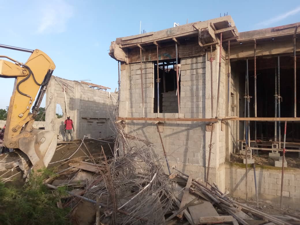 Varias personas murieron y otros resultaron heridos tras el derrumbe del techo de una construcción en la localidad fronteriza de Juana Méndez.