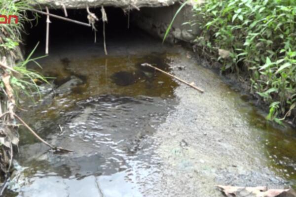 Familias exigen intervención urgente por contaminación en canaleta principal