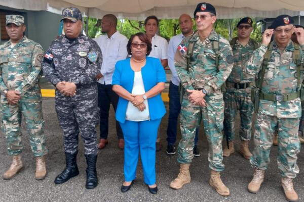 El Mayor General Camilo Pérez, acompañado de otros oficiales superiores.