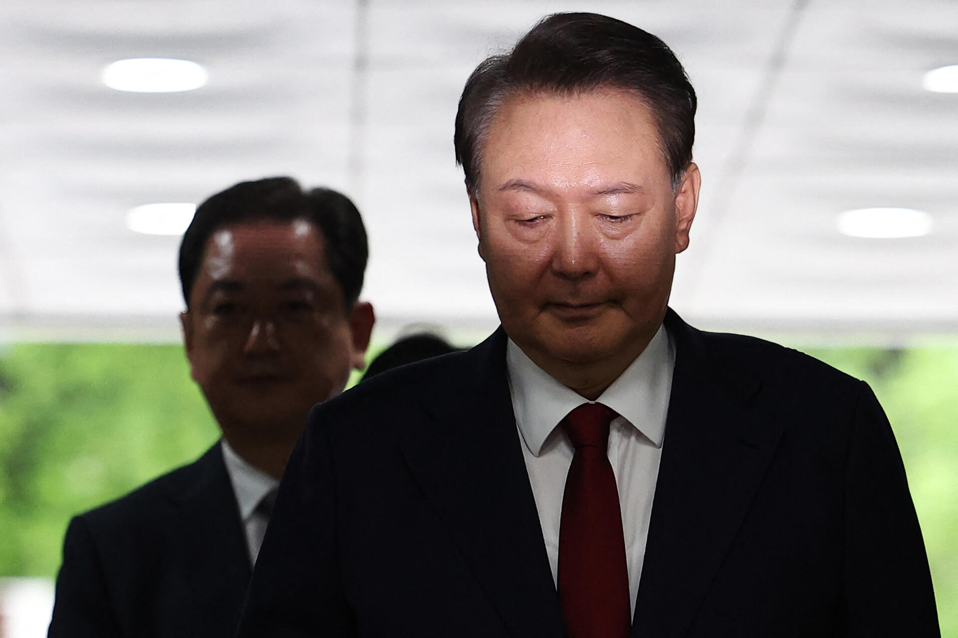 Yoon Suk Yeol, exmandatario surcoreano, enfrenta arresto por insurrección y abuso de poder.