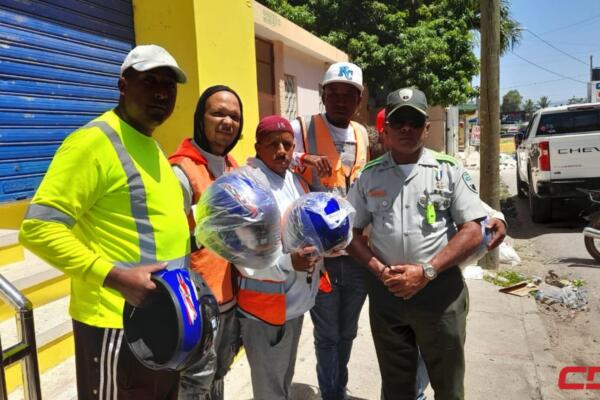 Motoristas de Barahona mientras recibían cascos protectores. Foto: Fuente externa 
