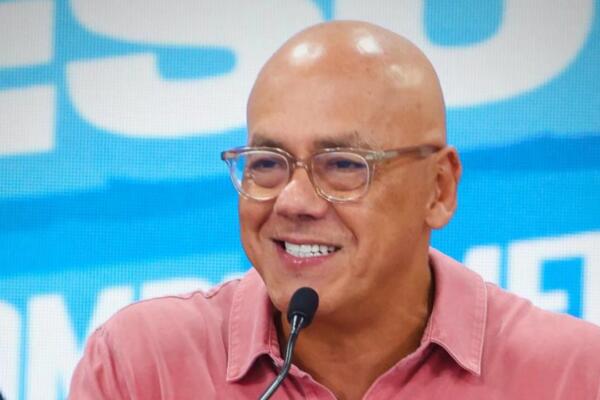 Jefe del comando del chavismo, Jorge Rodríguez, hablando durante una rueda de prensa este domingo, en Caracas (Venezuela). Foto: EFE