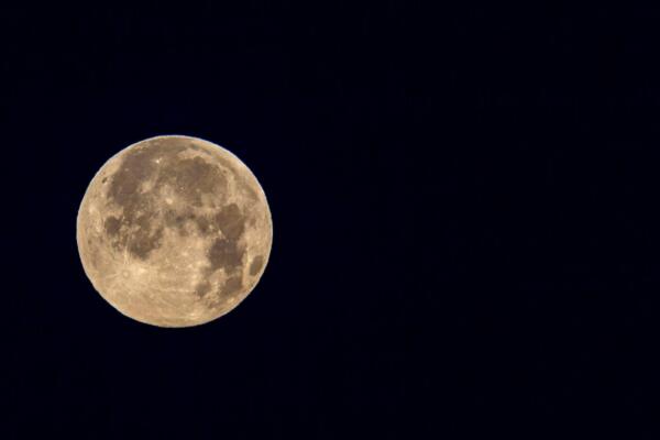 Vista de la luna llena, en una fotografía de archivo. EFE/ Javier Belver