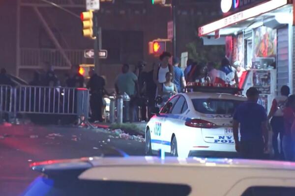 La ola de violencia continuó en la madrugada del lunes, cuando una aparente fiesta terminó con dos personas muertas a tiros en el vecindario de Throgs Neck.