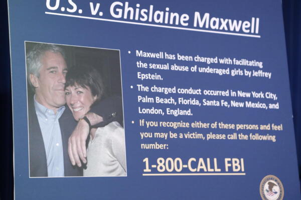 Fotografía de un cartel sobre el caso contra Ghislaine Maxwell, exnovia y cómplice del delincuente sexual Jeffrey Epstein. EFE/Jason Szenes