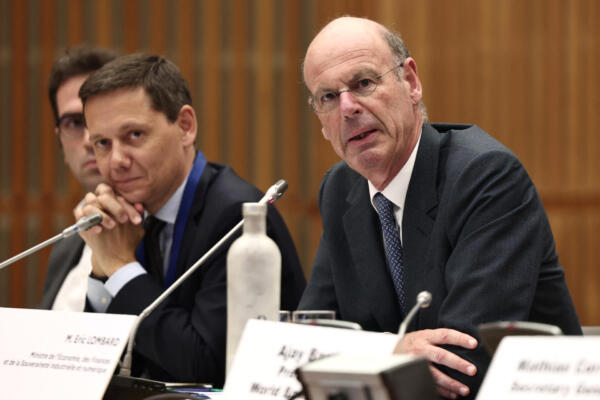 El ministro francés de Economía, Finanzas y Soberanía Industrial y Digital, Éric Lombard, junto al presidente del Club de París, Bertrand Dumont. AFP