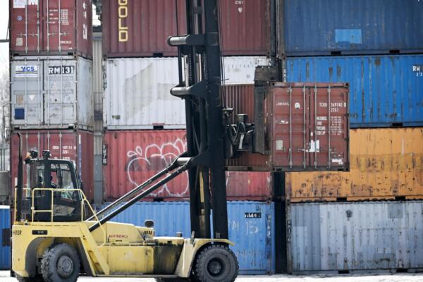 Exportaciones canadienses a Estados Unidos cayeron un 0,9 % en mayo