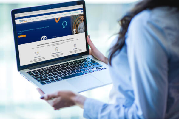 Fotomontaje portal web Finanzasconproposito.edu.do. (Fuente externa)