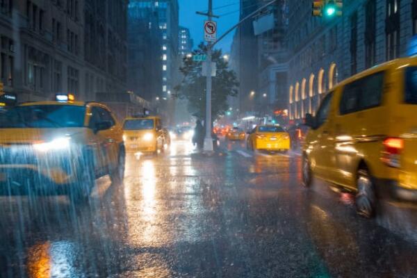 Miles de pasajeros afectados por cancelaciones de vuelos e inundaciones en el área triestatal.