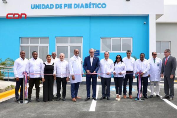 Presidente Luis Abinader inaugurando la primera Unidad de Pie Diabético en Herrera.