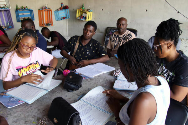 Inmigrantes haitianos toman clases de español este lunes, en Tapachula (México). EFE/ Juan Manuel Blanco