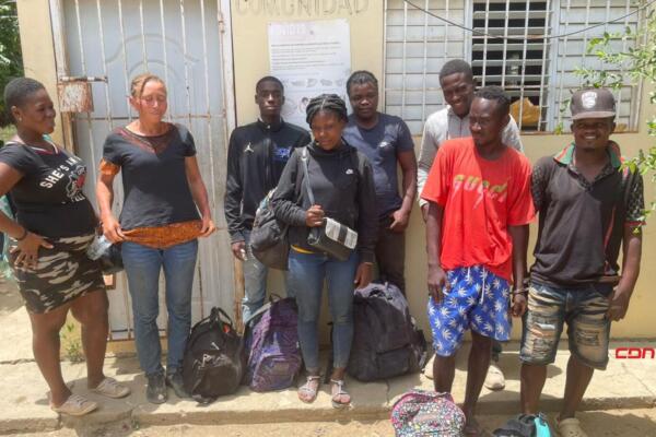 Los indocumentados detenidos fueron trasladados a la sede del 10mo. Batallón de Infantería. Foto: Fuente externa 