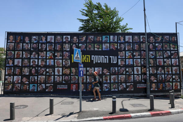 Valla publicitaria con los retratos de rehenes israelíes retenidos en la Franja de Gaza desde los ataques del 7 de octubre de 2023 perpetrados por militantes de Hamás, en Jerusalén. AFP