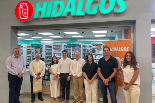 Ernesto Martínez (Don Tico), propietario de Farmacia Los Hidalgos, encabezó el acto. 