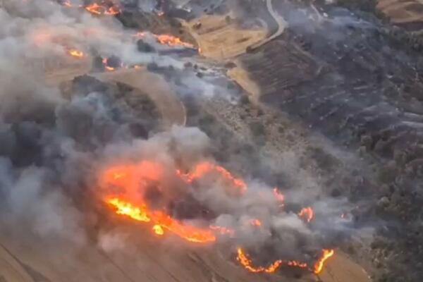 Los Bomberos afrontan una difícil extinción de dos incendios simultáneos en la comarca catalana de la Segarra. EFE