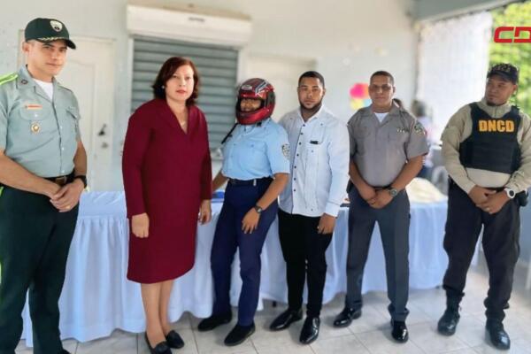 Entrega de cascos protectores a motoristas en Puñal, Santiago.