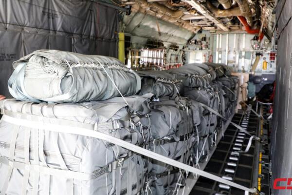 Imagen de la carga de paquetes de ayuda humanitaria en un avión de transporte militar C-130 Hércules enviado a la Franja de Gaza: Foto: AFP