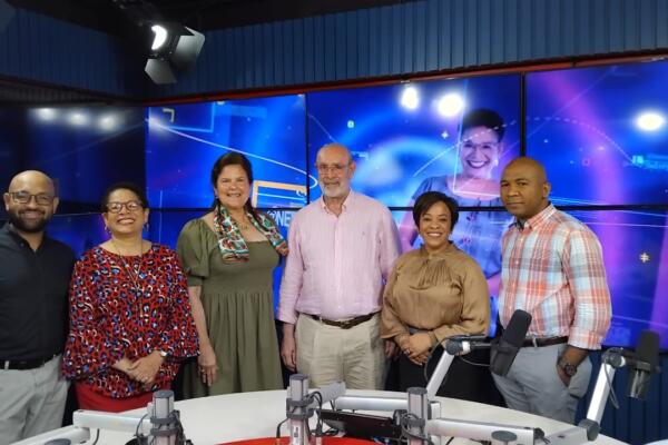 Jose Miguel Martínez García-Ciudad y Sonia Villanueva de Brower junto al equipo de El Plato del Día de CDN Radio
Foto: Yovanny Corporán