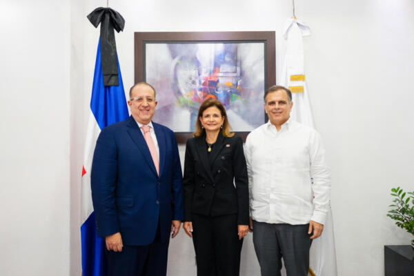 Tras juramentar al ministro de Hacienda, Magín Díaz, la vicepresidenta Raquel Peña afirmó que RD continuará por el camino del crecimiento.