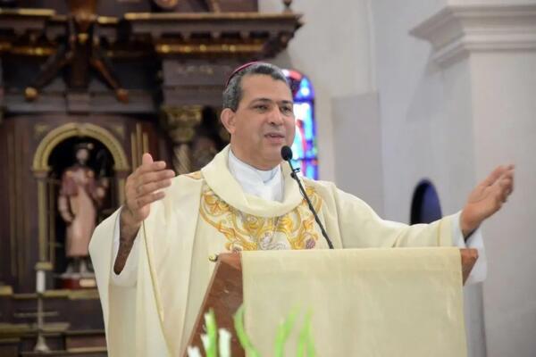 Monseñor Morel Diplán advirtió que este tipo de anuncios se han hecho en el pasado sin que el proyecto se concrete. Foto: Fuente externa 
