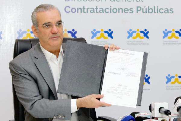 Luis Abinader durante la promulgación de la Ley de Compras y Contrataciones Públicas