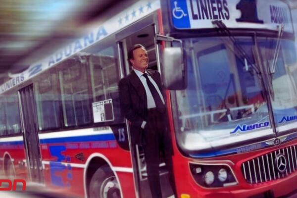 Ilustración inspirada en Julio Iglesias en un autobús. Foto: Fuente externa 