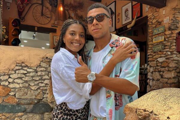 Mbappé, recientemente incorporado al Real Madrid, ha optado por desconectarse unos días del fútbol y disfrutar del sol y la tranquilidad del lugar.