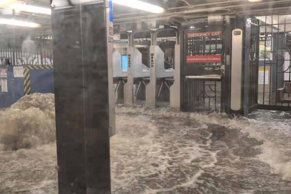 Lluvias torrenciales inundaron estaciones del metro de Nueva York
