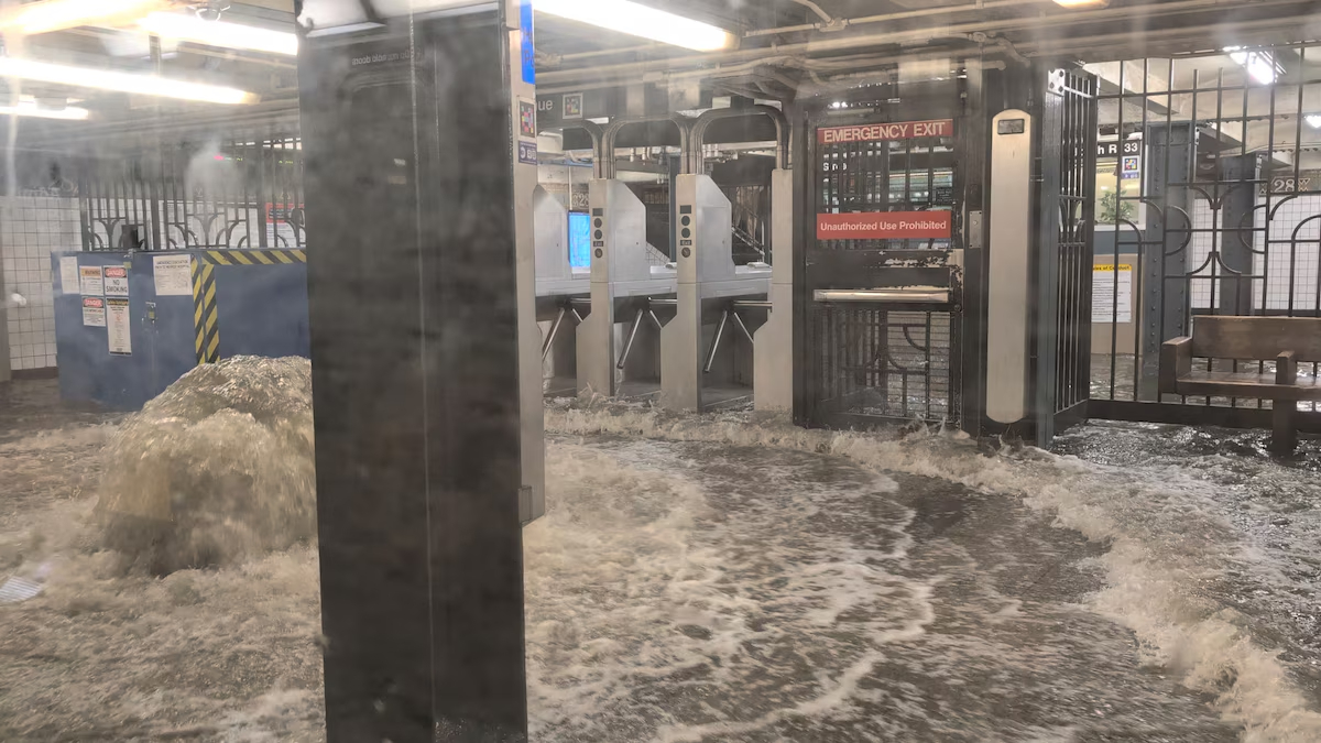 Lluvias torrenciales inundaron estaciones del metro de Nueva York