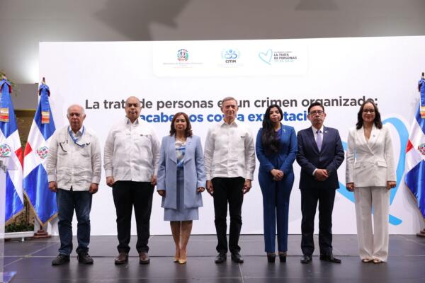 El cancilller Roberto Álvarez junto a la ministra de la Mujer, Mayra Jiménez; la procuradora General de la República, Yeni Berenice Reynoso y otras personalidades. Foto: Mirex