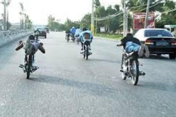 Motoristas dominicanos realizando maniobras temerarias en avenidas. Foto: fuente externa 
