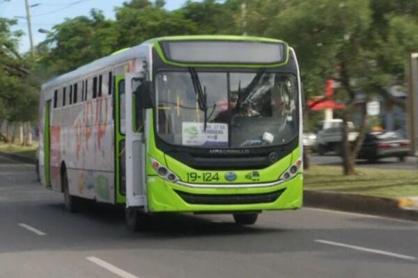 OMSA busca mejorar frecuencia de los autobuses; usuarios se quejan por larga espera.
