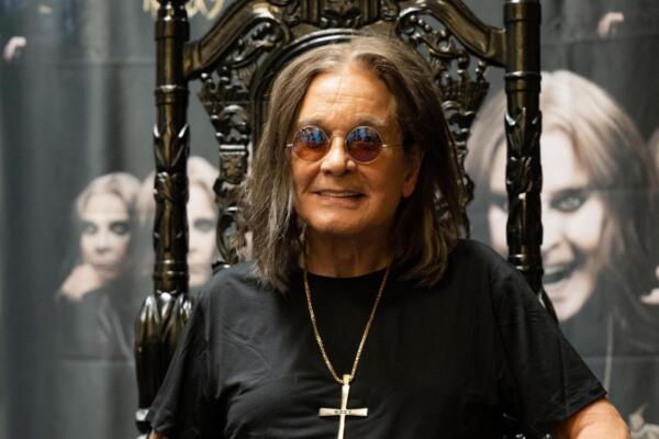 Entre 2002 y 2005, Ozzy protagonizó el reality show The Osbournes, mostrando un lado más humano y cómico