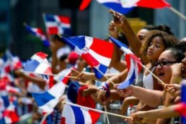 El desfile comienza a partir del mediodía y se extiende hasta la tarde, brindando horas de entretenimiento y celebración.
