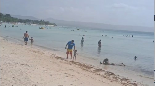 Bañista disfrutando de las aguas de la playa La Ensenada en Puerto Plata. 
