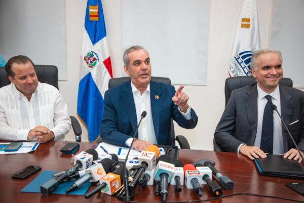 Presidente Luis Abinader con ministro y técnicos de Educación
Foto. Fuente externa