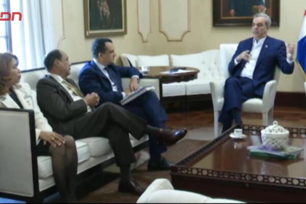 Presidente Luis Abinader reunido con funcionarios. 