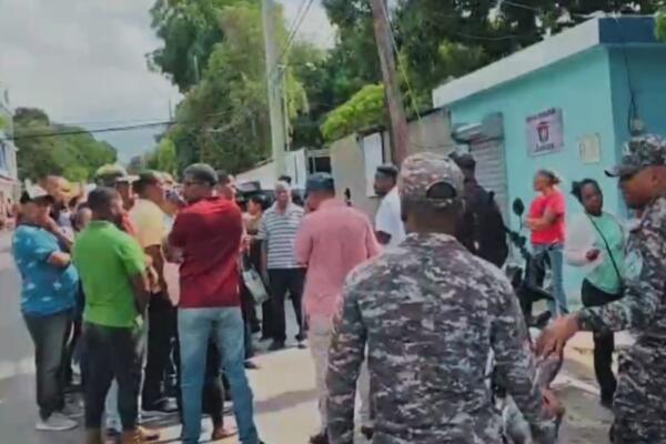 Moradores de Neyba protestan frente a Inapa por escasez de agua.