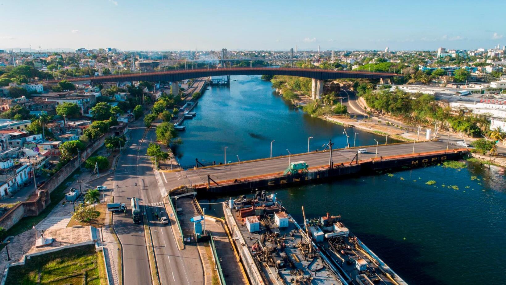 Puente flotante sobre el río Ozama