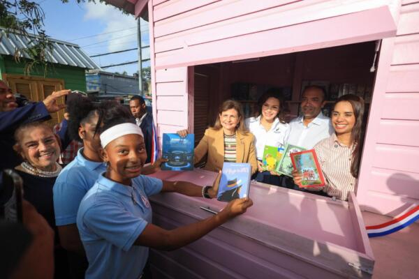 Raquel Peña, vicepresidenta de la República Dominicana, junto a niños del Liceo Vicente Vargas en SDN.