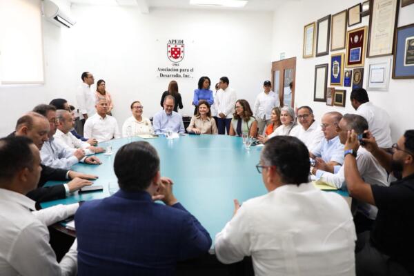 Raquel Peña junto a representantes de organizaciones de Santiago
Foto: fuente externa